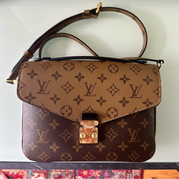 Louis Vuitton Pochette Metis Reverse Monogram Canvas - Picture 2 of 15